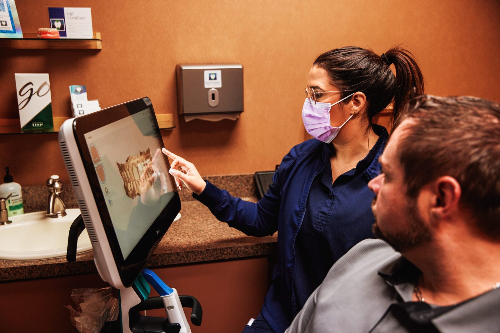 Patient reviewing iTero digital scans with Dr. Brammeier