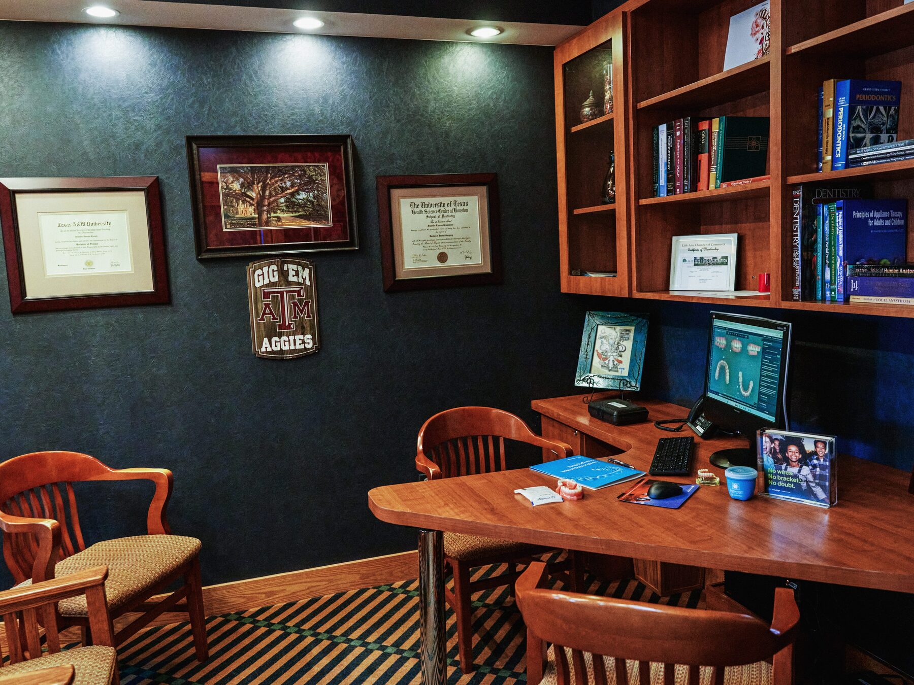 Dr. Brammeier&rsquo;s consultation office with diplomas and iTero display